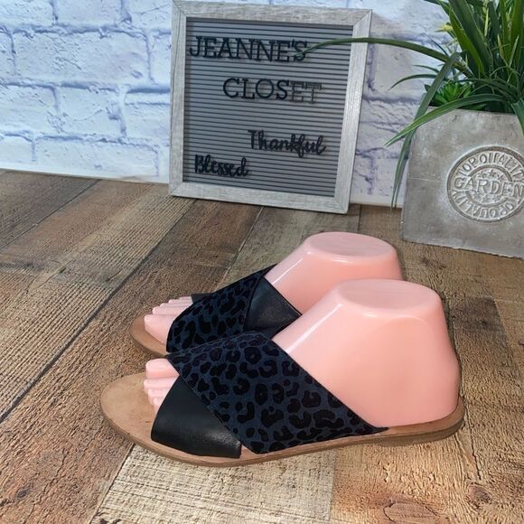 Diane Von Furstenberg
Baile Leopard-Print Suede Sandals - Picture 13 of 13